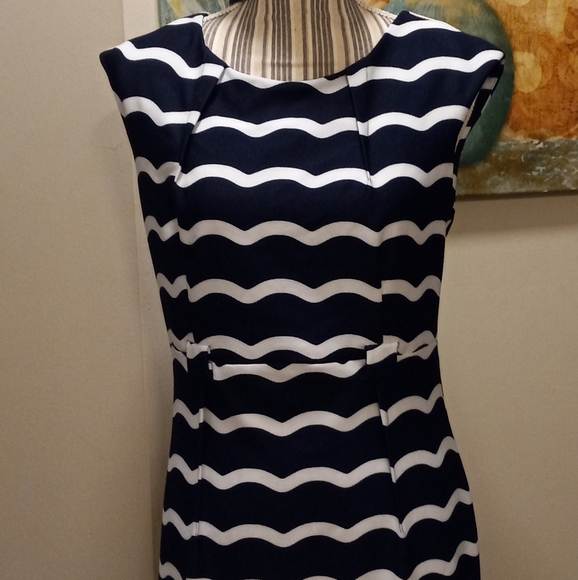 ILE New York Dresses & Skirts - ILE New York  Short Sleeves Dress.